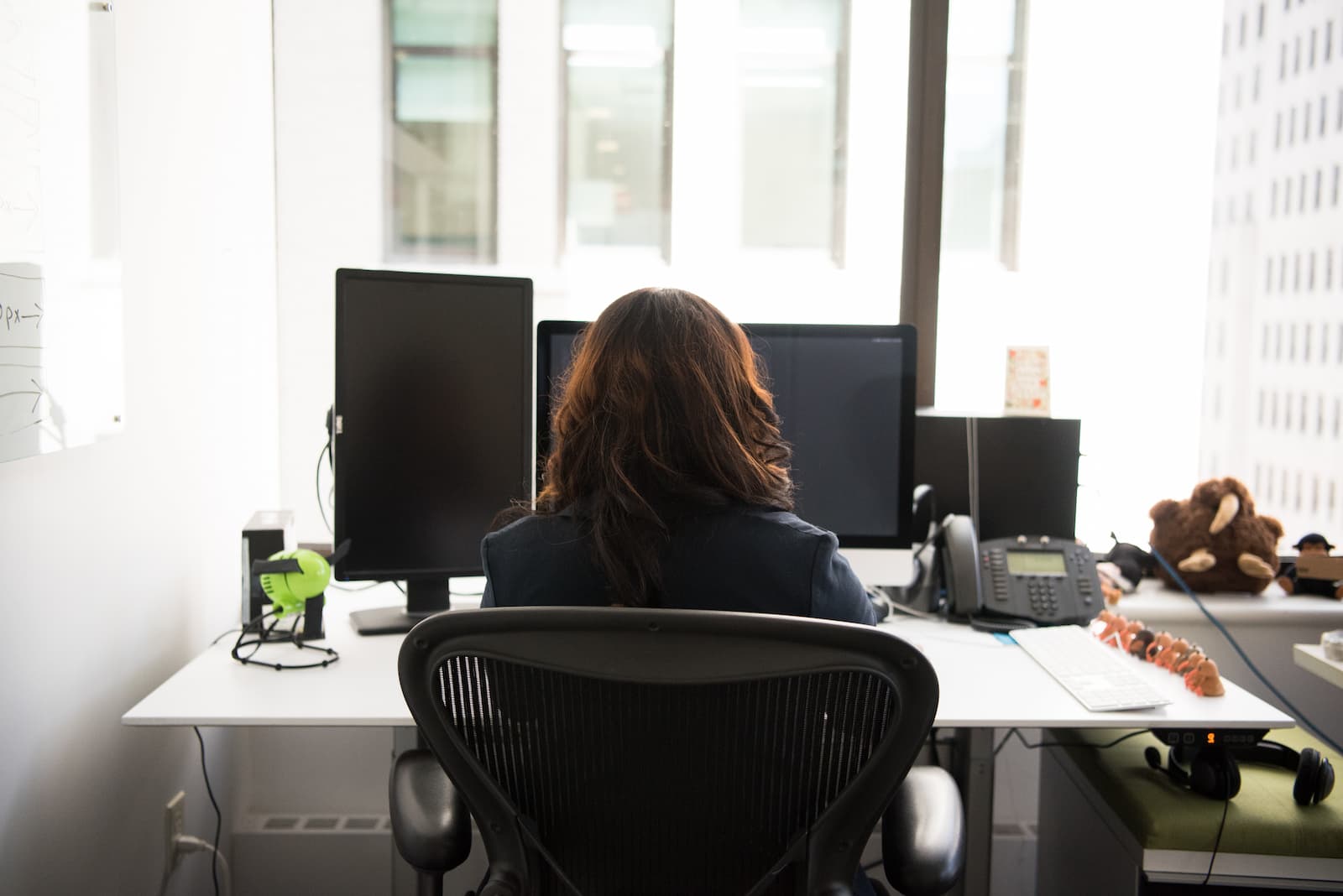 Improve productivity and organization by buying an ergonomic office table in Riyadh