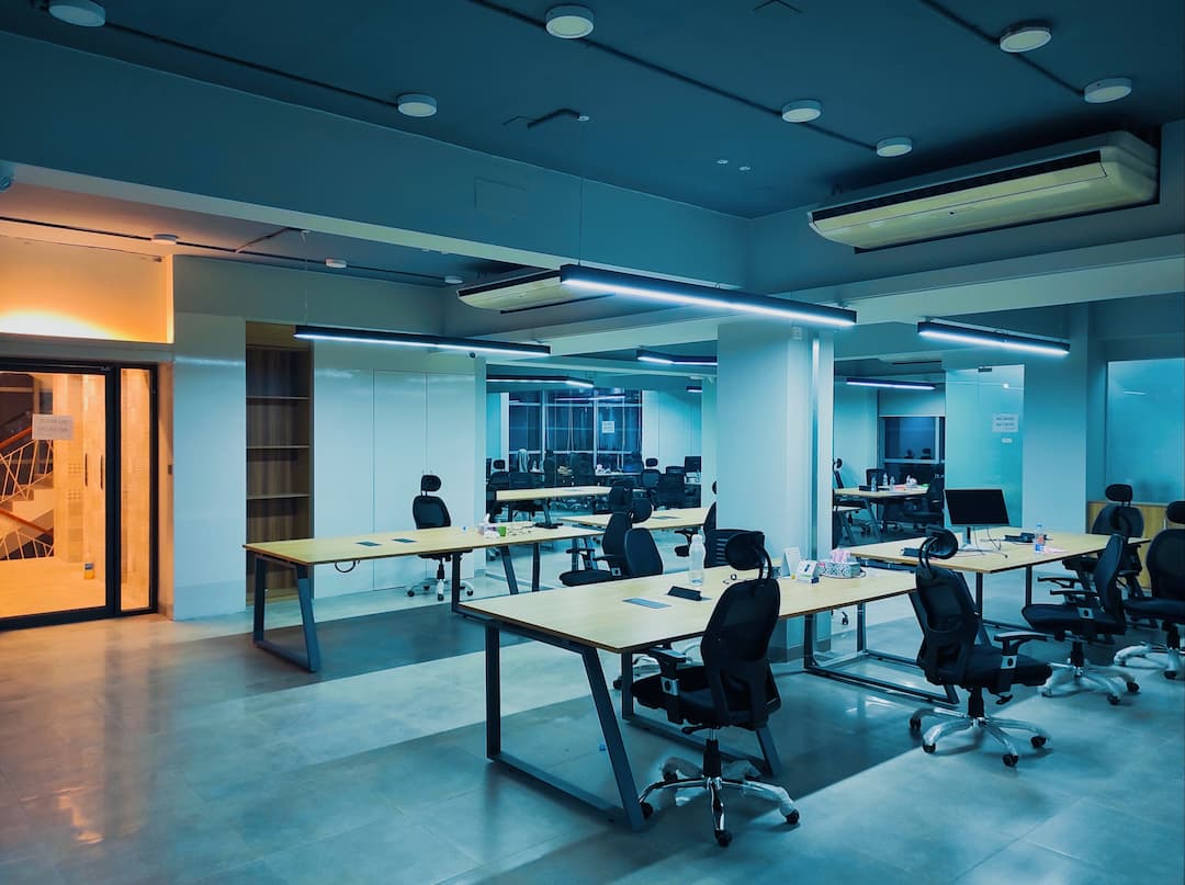 picking-the-right-office-workstation-for-your-employees